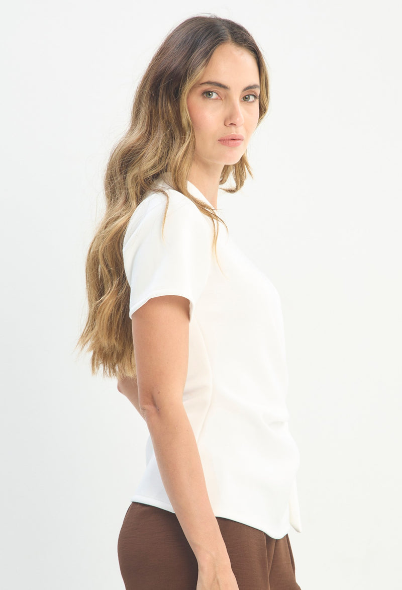 Mujer luciendo blusa blanco BYBLA - Anudada Cintura Tejido - vista 2