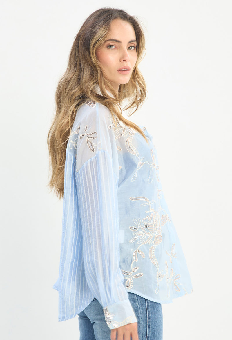 Mujer luciendo blusa azul BYBLA - Bordado Calado - vista 2